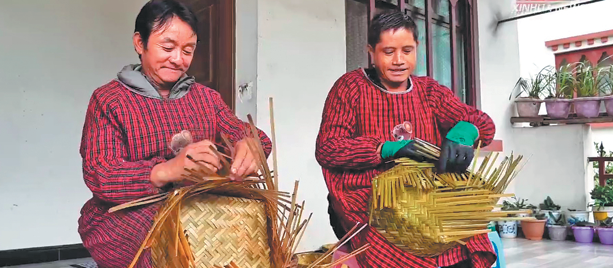 Las carreteras de montaña abren nuevas rutas para aldeas himalayas que antes eran remotas